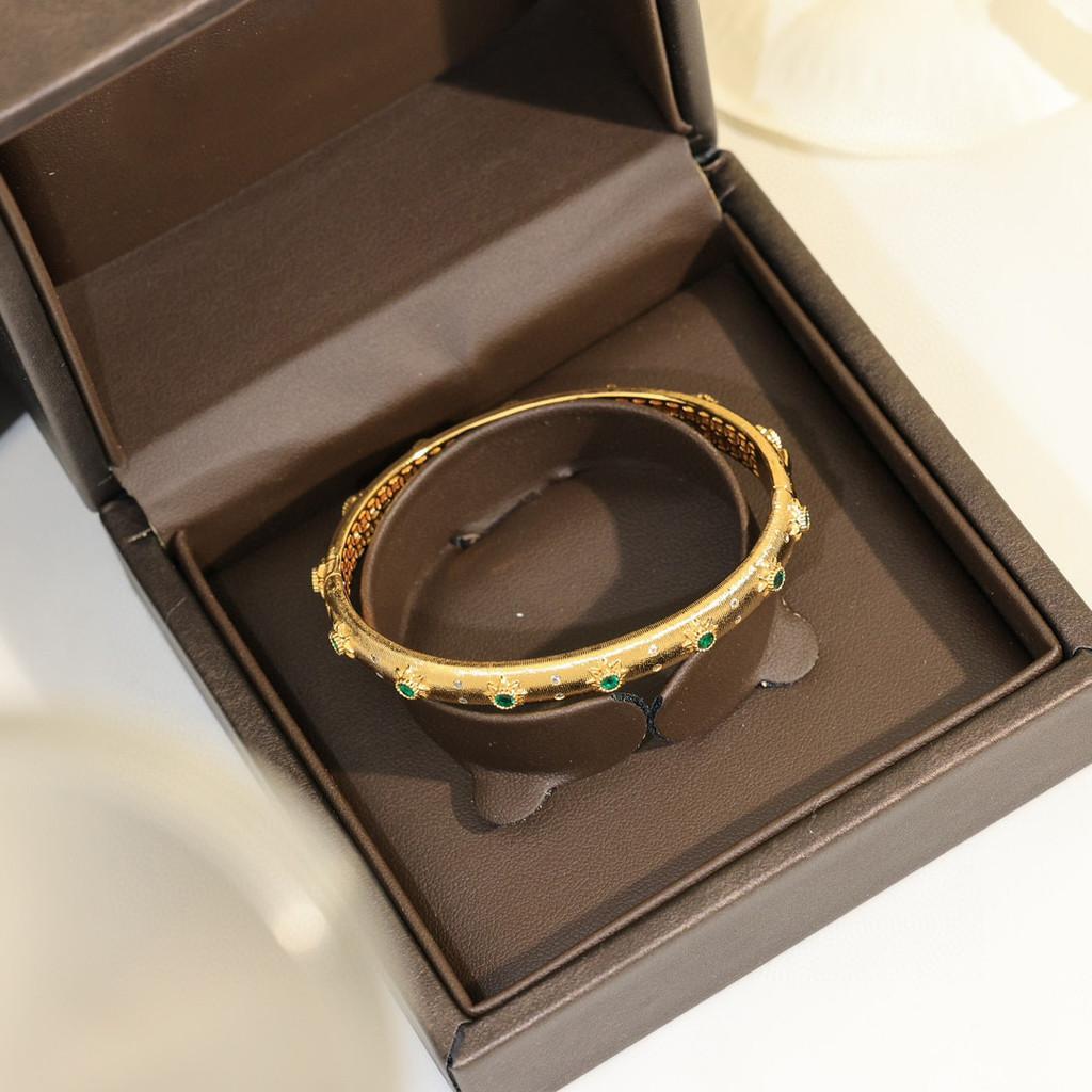 Luksusowa marka biżuterii bransoletka w stylu retro pałacowym z diamentami i szczotkowana, wykonana z materiału bazowego w kolorze sub-złotym, grubo pozłacana 18-karatowym złotem wysokiej jakości