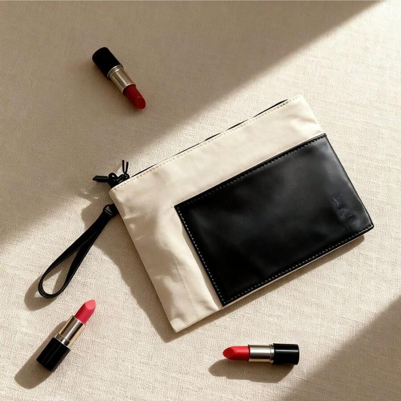 Il beauty case YSL presenta una chiusura a zip ed è adatto per l'uso quotidiano, il lavoro, i viaggi, la scuola e altre occasioni.