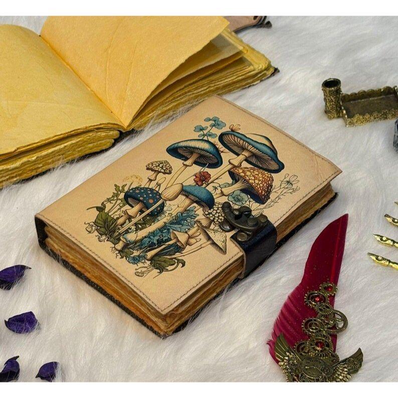 Verzauberte Pilze Leder Journal – Handgefertigtes botanisches Notizbuch mit Vintage-Schloss – Buch der Schatten – Grimoire Journal