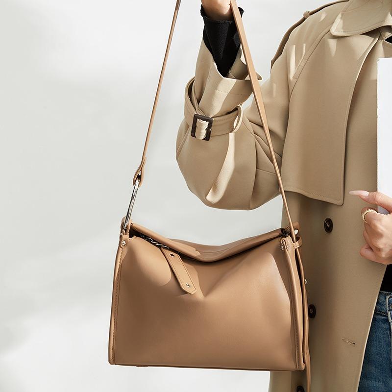 New large-capacity versatile shoulder messenger bag temperament casual portable women's bag solid color simple pillow bag trendy