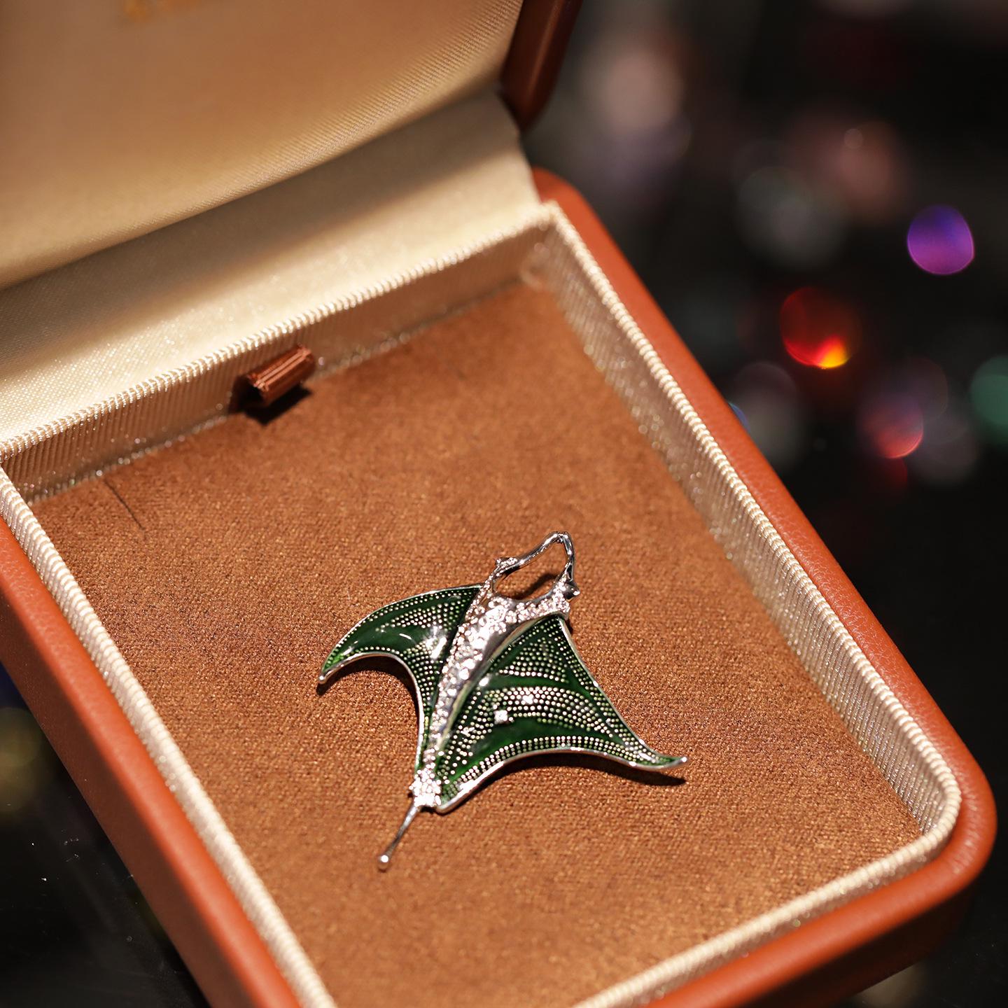 Bo Xin Yun Manta Ray Brooch: Luxurious Ocean Series Lapel Pin, Perfect for Holidays.