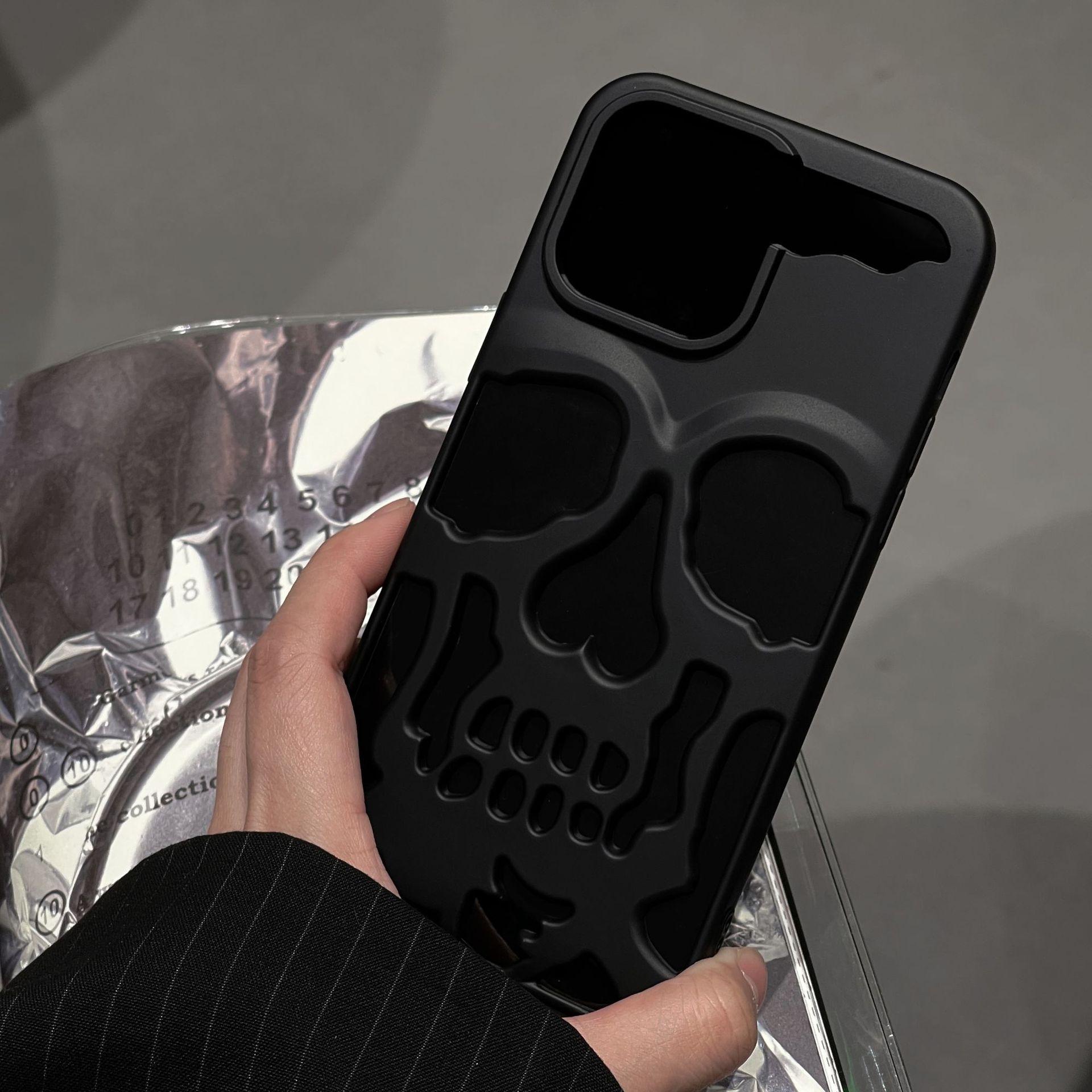 

Чехол для телефона с 3D полым черепом и мозолистым чехлом для iPhone 15 14 ProMax Plus 13 12 11 Pro Max с роскошным покрытием, противоударный мягкий чехол Ghostface iP11 чёрный