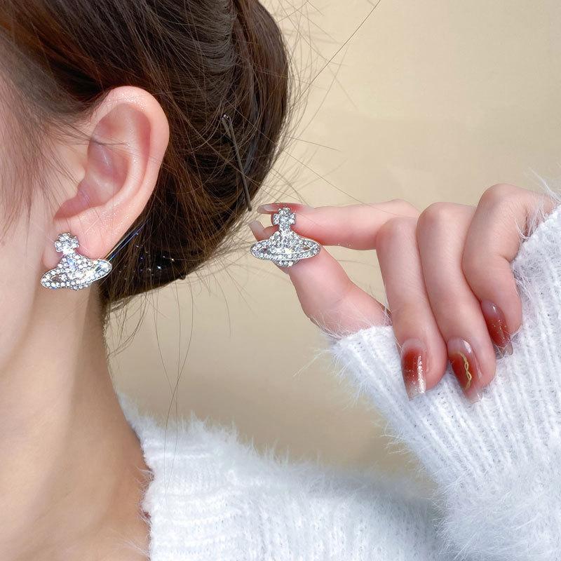 

Простые серьги-гвоздики с бриллиантами и планетами, дополненные аксессуарами