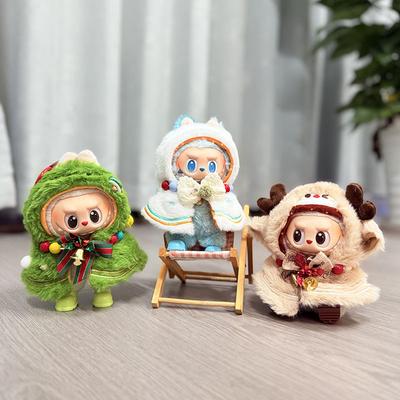 הדור הראשון, השני והשלישי של בגדי תינוקות לחג המולד לובשים תליונים בגודל 17 ס"מ, והבגדים יושבים עם חרוזים צבעוניים סט לחג המולד.