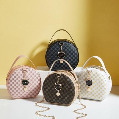 Bolsa de Ombro Redonda Preta Feminina da Moda com Detalhes e Decorações Douradas - Uma Carteira Móvel Compacta de Couro Sintético Adequada para Uso Diário