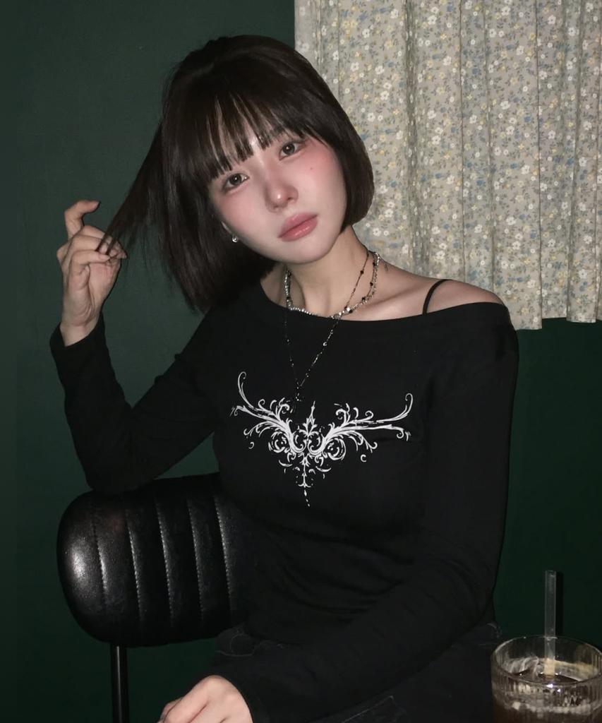 Ijeulum Adore Me Two-Way Boat Neck Long Sleeve (Black)