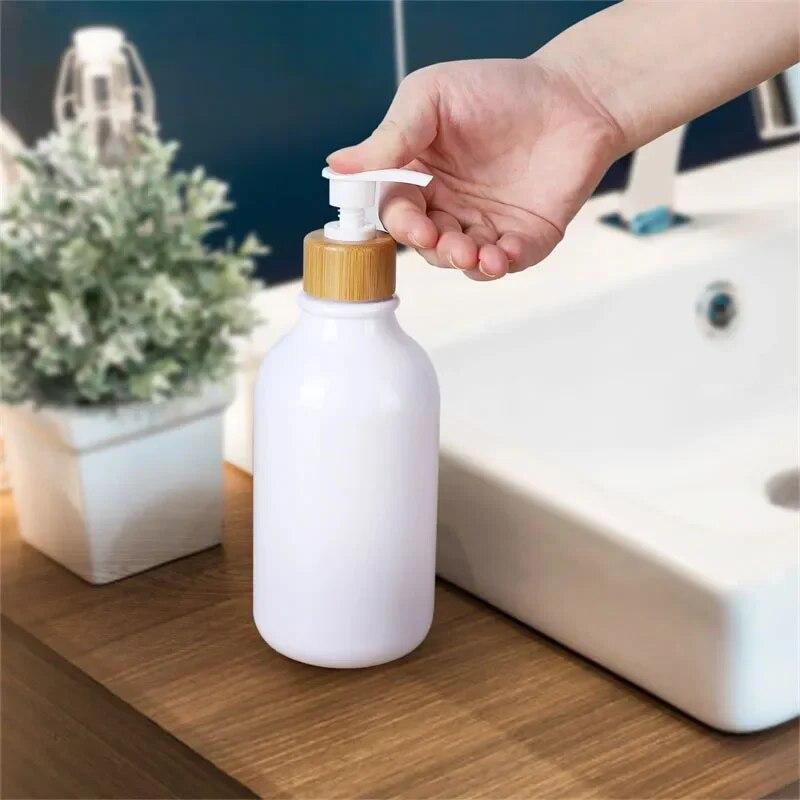 500ml dávkovač mýdla Plnitelná plastová lahvička přes rameno s pumpičkou na šampon Lahvičky na sprchový gel s šamponem Plnitelná tekutá voda