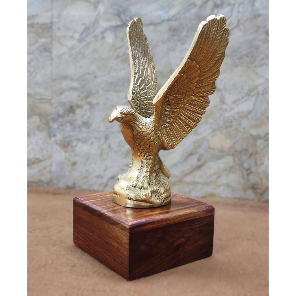 Águia Voadora de Metal com Base Peça de Exibição Estátua Decorativa Peça de Exibição Antiga Troféu Prêmio Lembrança, Força de Poder Vastu, 24 Cm, 10 Cm, Dourado