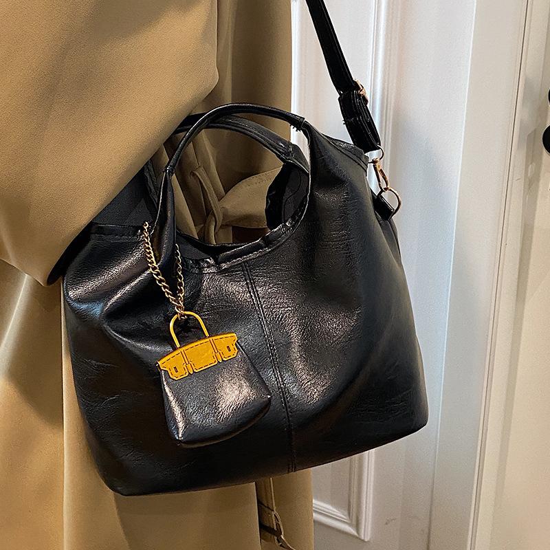 Hochwertige Pendler-Tragetasche für Damen Herbst und Winter Neue Retro-Eimer-Tasche aus weichem Leder für Damenmodetrend Einseitige Umhängetasche