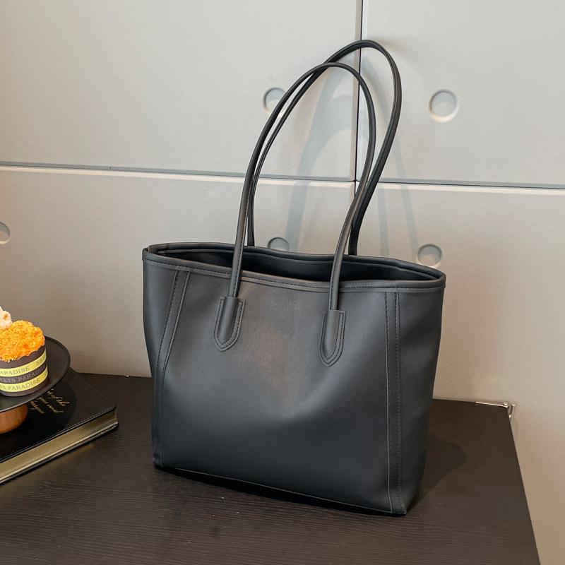 

Fashion new retro shoulder tote bag large capacity versatile hipster texture women s commuter armpit fashion bag чорний