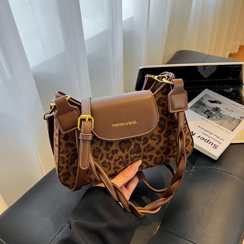 Niche design contrasting colors, new fashion women's bags, retro summer armpit bags, personalized shoulder crescent bags
