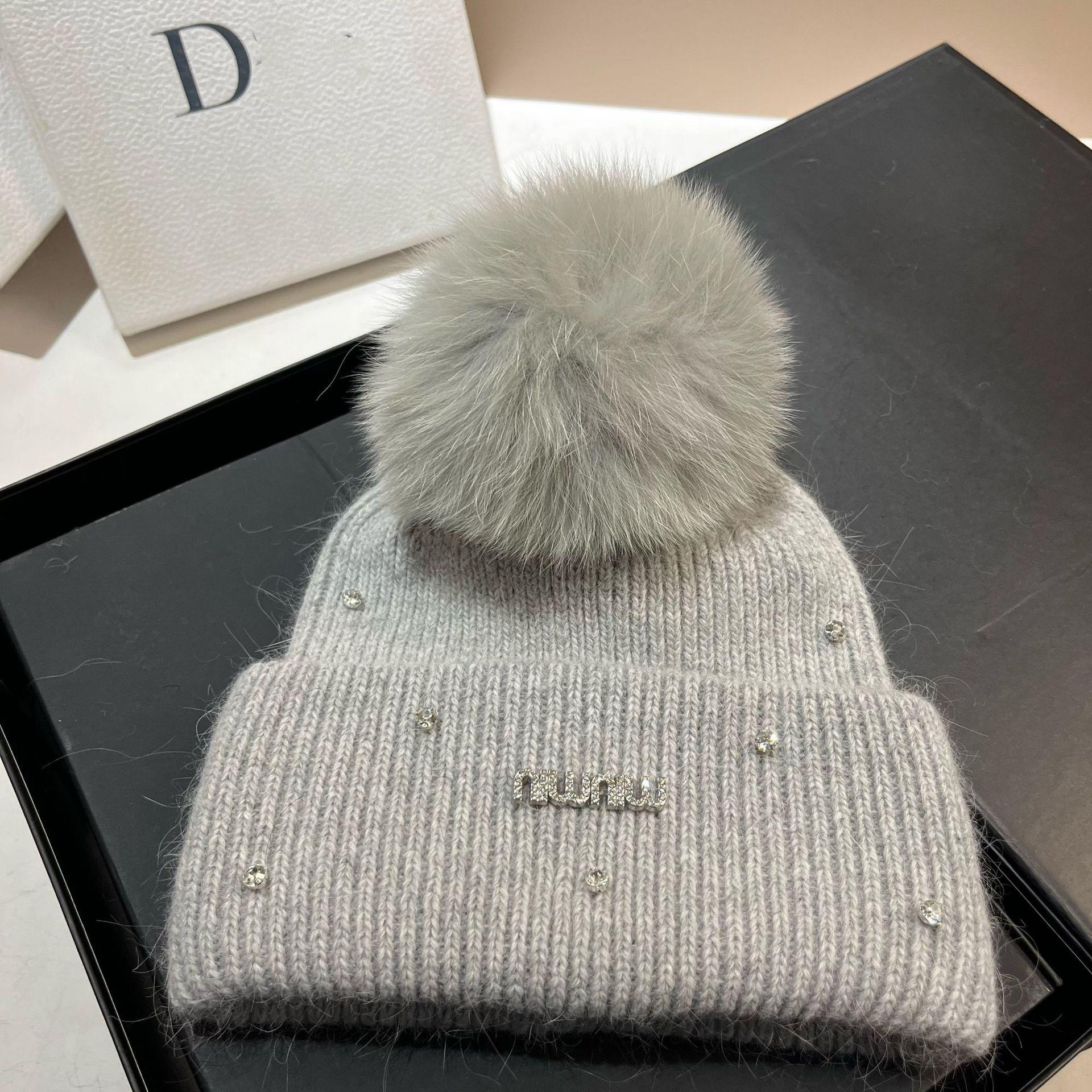 

Small Diamond Gypsy Min Wool Hat Winter Big Hairball Sweet Rabbit Hair Knitted Hat Icelandic Star Ear Protector one size (one size fits all) світло-сірого кольору