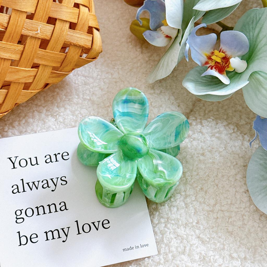 Elegant Resin Hair Claw Clip In Unique Floral And Geometric Designs For Women