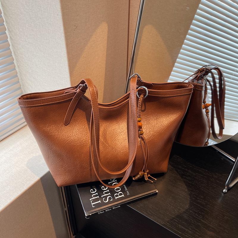 Retro Bag Women's Large Capacity 2025 New Autumn and Winter Versatile Simple Shoulder Bag Texture Commuter Tote Bag