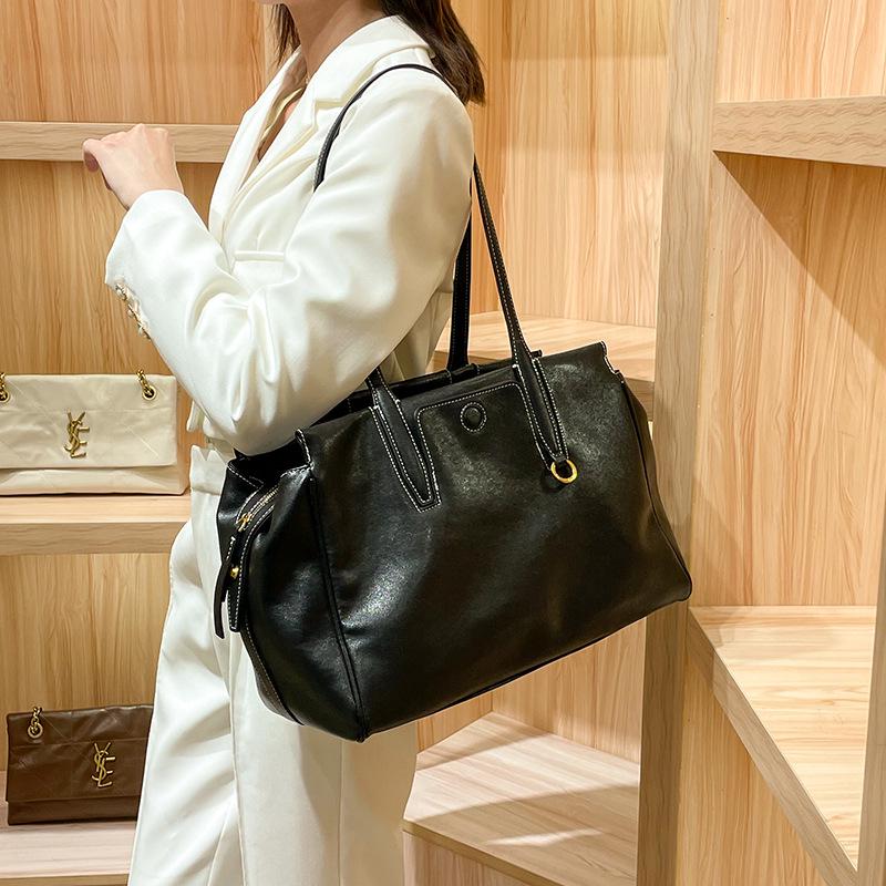 2024 Women's Retro Large-Capacity Travel Tote and Commuter Shoulder Bag
