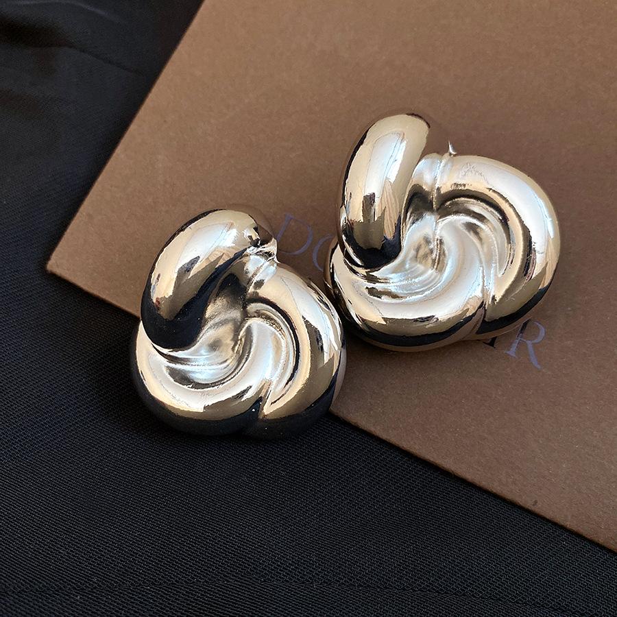 

European and American silver needle round twisted flower stud earrings fashion ins style retro earrings light luxury high-end earrings