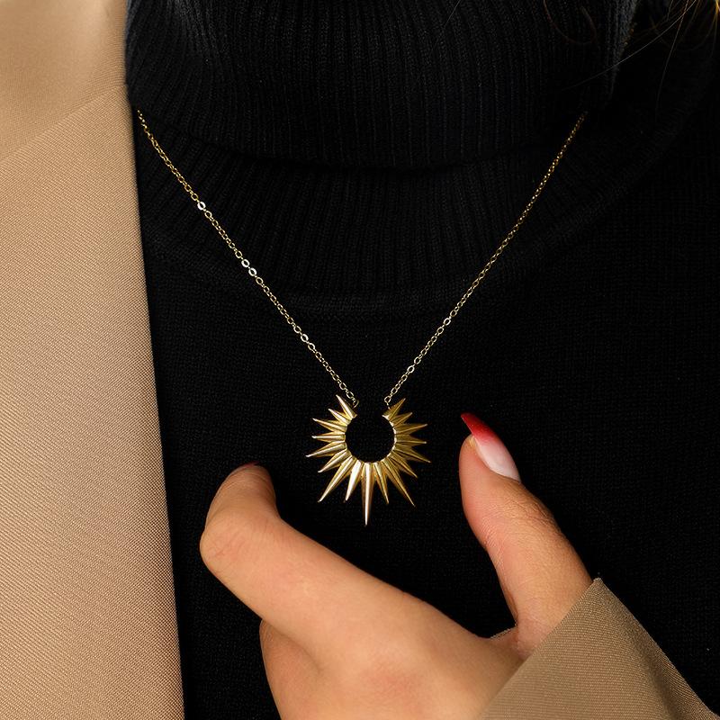 Minimalist Sun Pendant Gold Necklace Fashionable Layering Choker Jewelry Unique Luxury Design