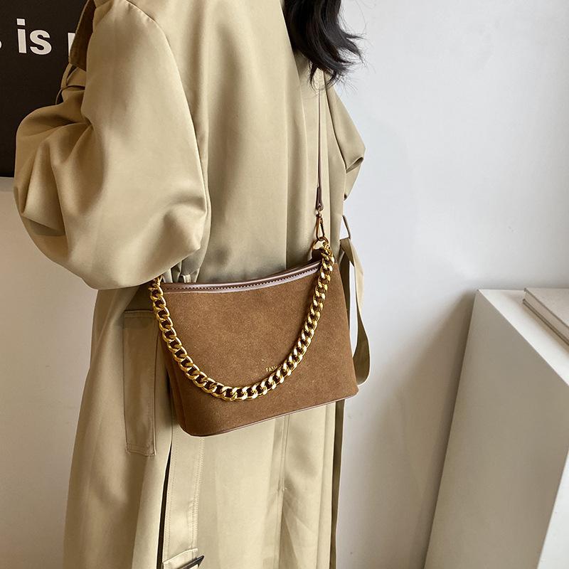 

Супер огненная нишевая ретро матовая сумка женская 2025 новая осенне-зимняя универсальная сумка-мессенджер изысканная портативная сумка-ведро коричневый