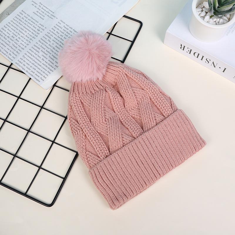 A Warm Knitted Hat Suitable for Both Men  Women In Autumn Winter