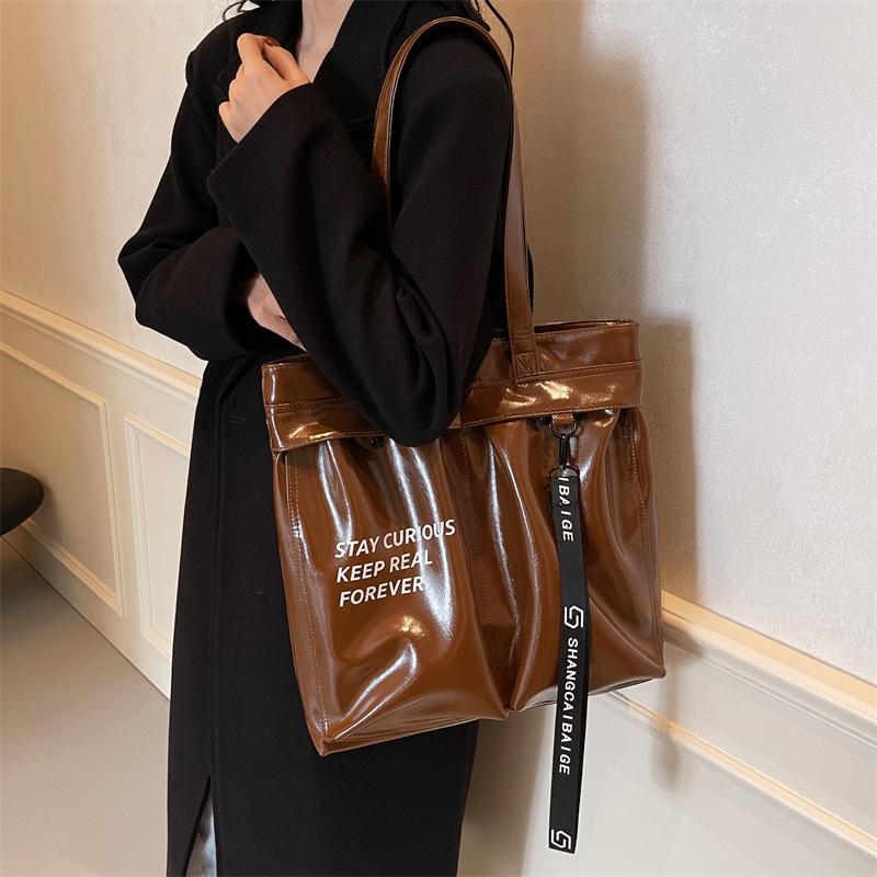 

Oily leather bag women s large capacity 2025 new autumn and winter texture shoulder bag versatile and popular class commuter tote bag коричневий