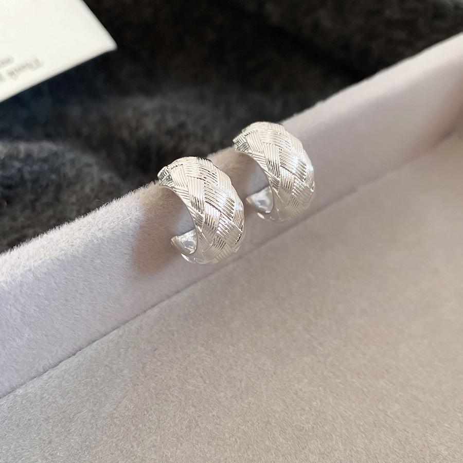 Silver Needle Minimalist Pleated Texture C-Shape Stud Earrings: Versatile Geometric High-End Earrings for Women.