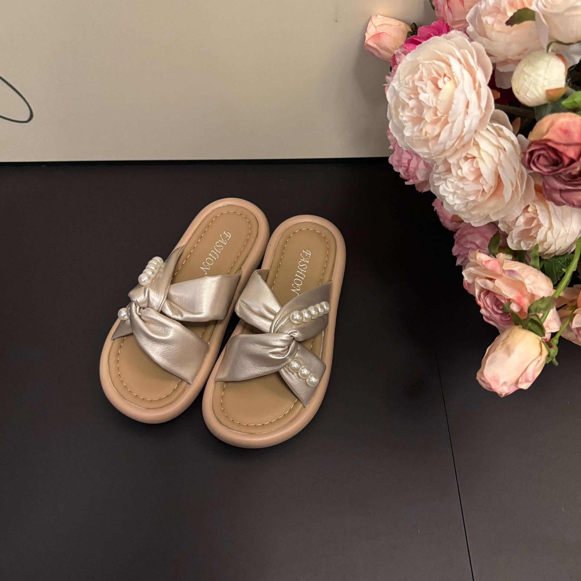 

French beautiful platform sandals women wear not tired feet women s 2025 new summer with skirt beach one-word drag 40 шампанского