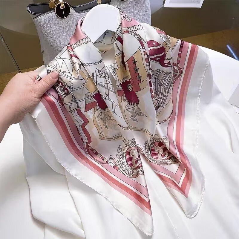 1 pcs 70x70 Gifts for mom: Imitation silk scarves, chain scarves, printed small square scarves, elegant scarves and shawls