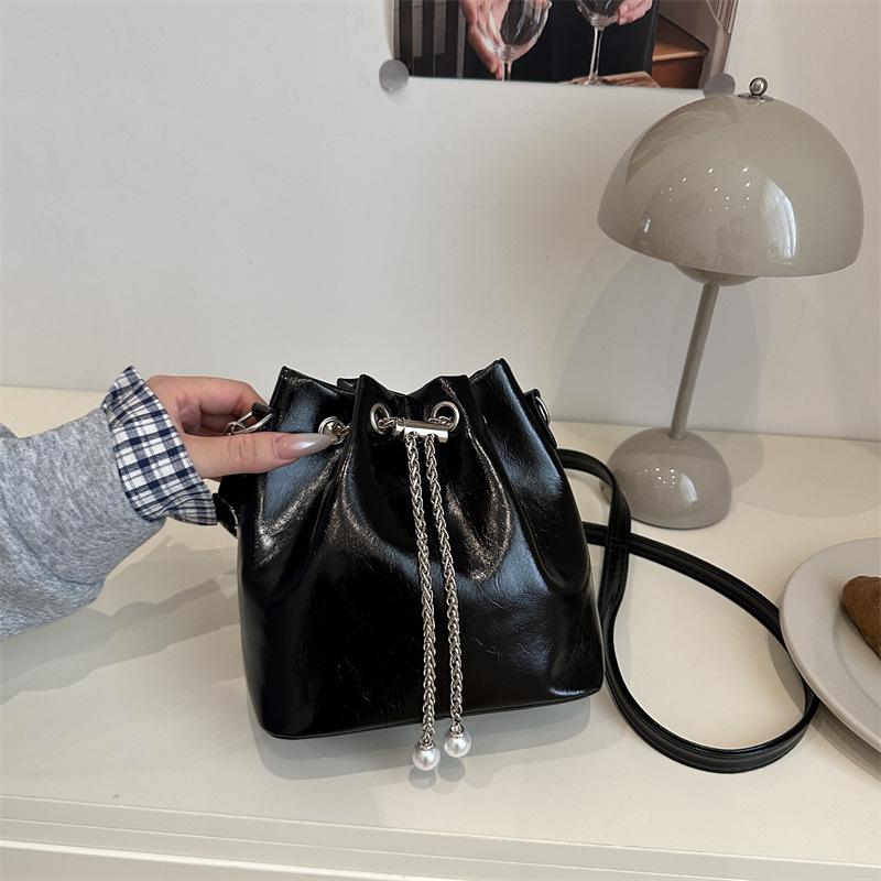 

Повседневная новая осенняя сумка-ведро в стиле ретро из масляной вощеной кожи, женская сумка-мессенджер с кулиской и складками, легкая и универсальная для поездок на работу чёрный