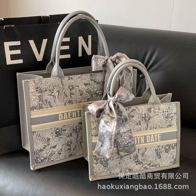 Large Capacity Bag Women's New 2025 Fashion Shoulder Bag Summer Fashion Internet Celebrity Explosion Tote Bag Commuter Handbag