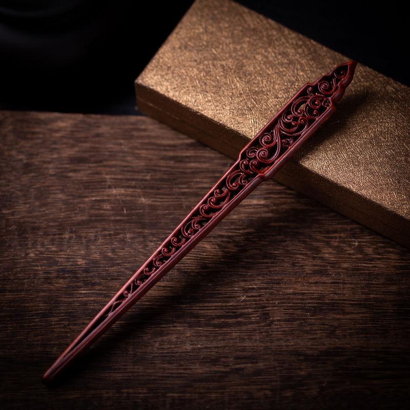 Elegante Haarnadel aus rotem Sandelholz – Haaraccessoire im antiken chinesischen Stil für Haarknoten.