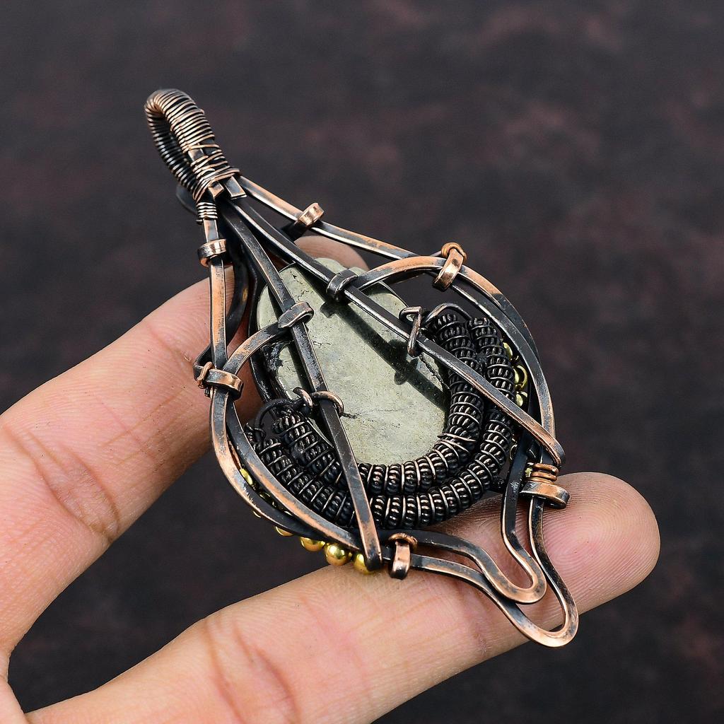 Pyrithänge Koppartrådlindat hänge Kopparsmycken Handgjort ädelstenshänge Gåva till henne Unikt stilhänge Trådlindade smycken