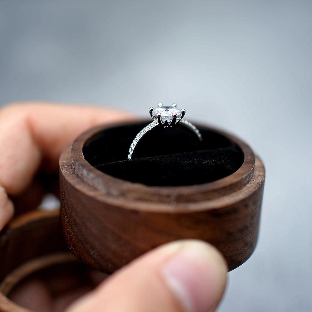 Runde Ringbox aus schwarzem Nussbaumholz, Tragbare und handliche Schmuckaufbewahrungsbox, Kann mit Worten auf der Verlobungsringbox graviert werden. Valentinstag