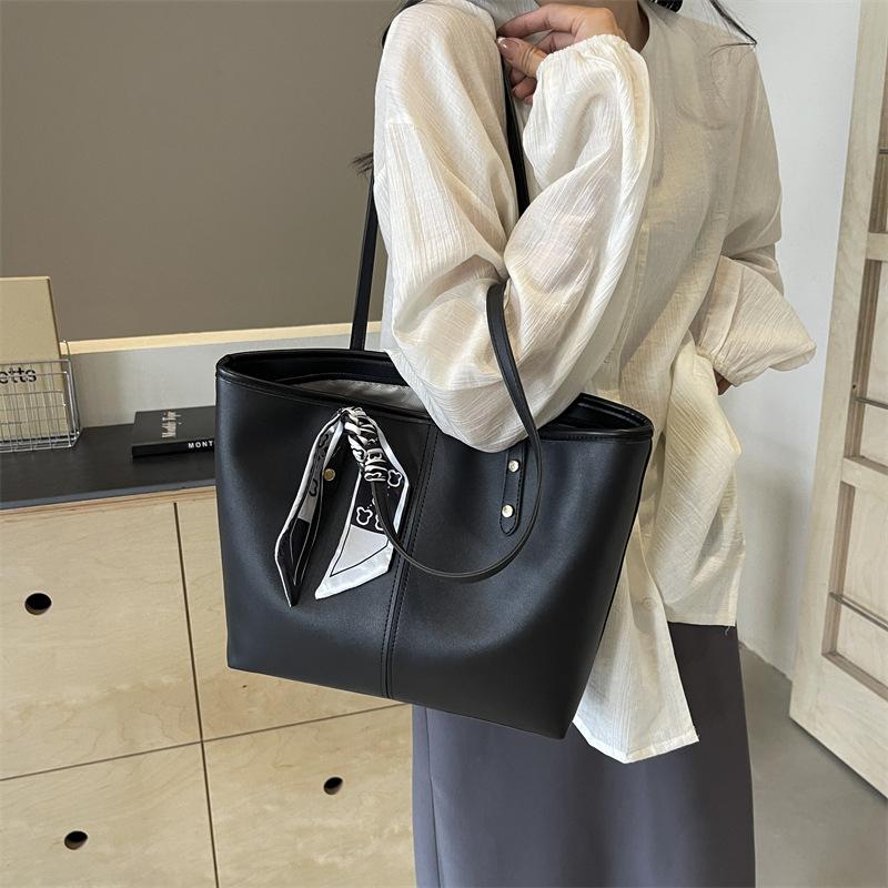 Versatile bag Women's tote bag Large capacity Four seasons shoulder bag Student class shoulder commuter bag
