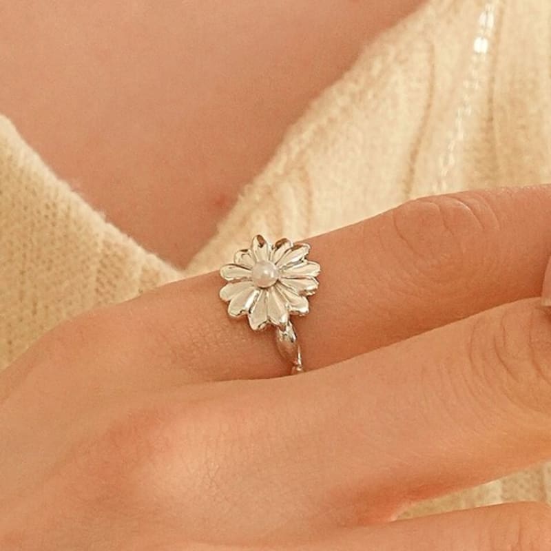 BELLOOGGI Daisy Pearl Ring (L) Daisy Freshwater Pearl Ring