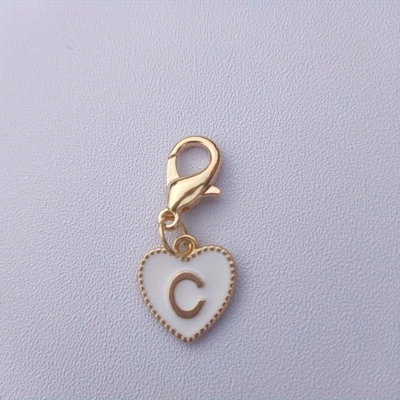 Hetsäljande 26 engelska bokstäver vit dubbelsidig persikohjärta nyckelring hjärtformad legeringsaccessoarprydnad