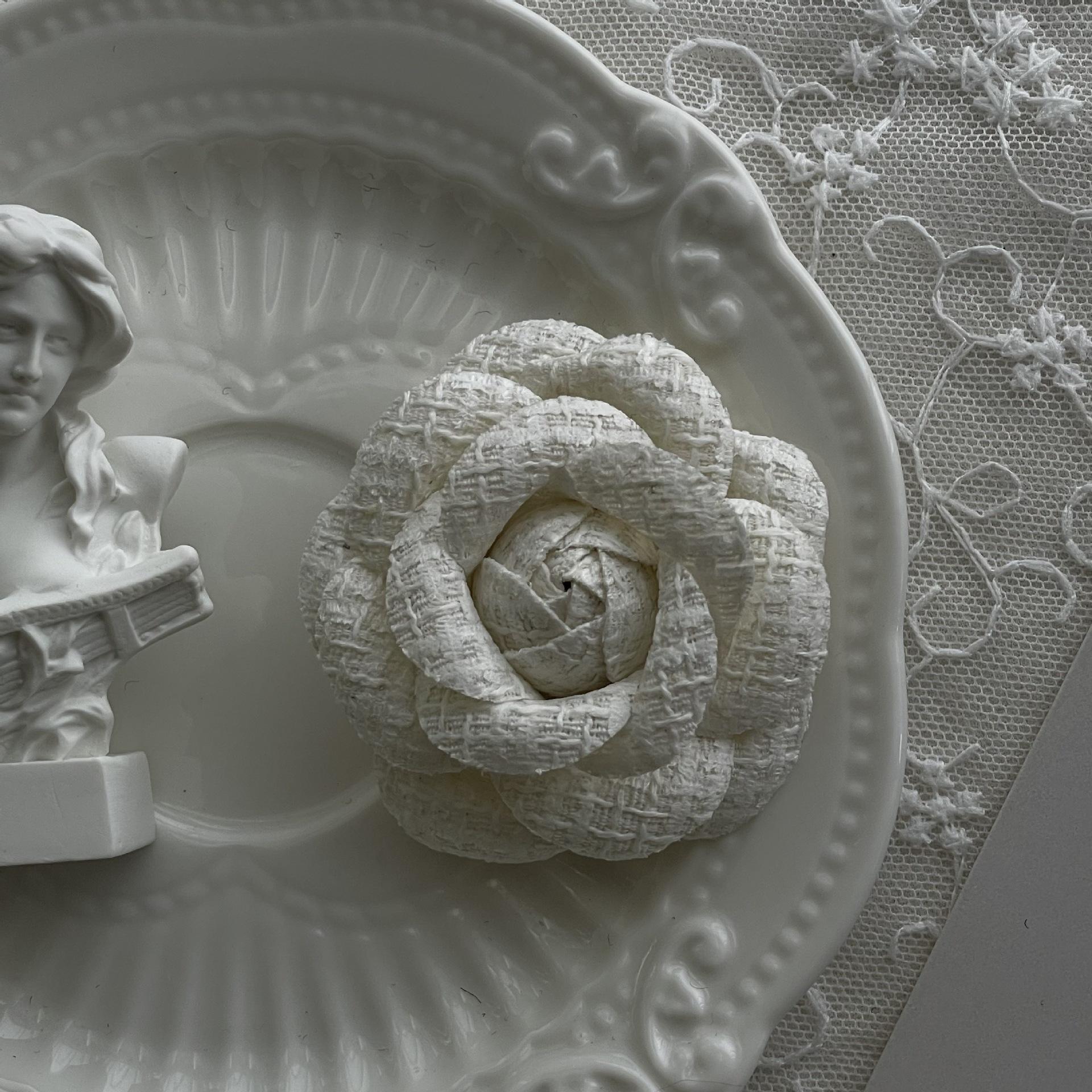 Camellia Small Xiang Style Flower Brooch - Versatile Luxury Accessory for Outerwear