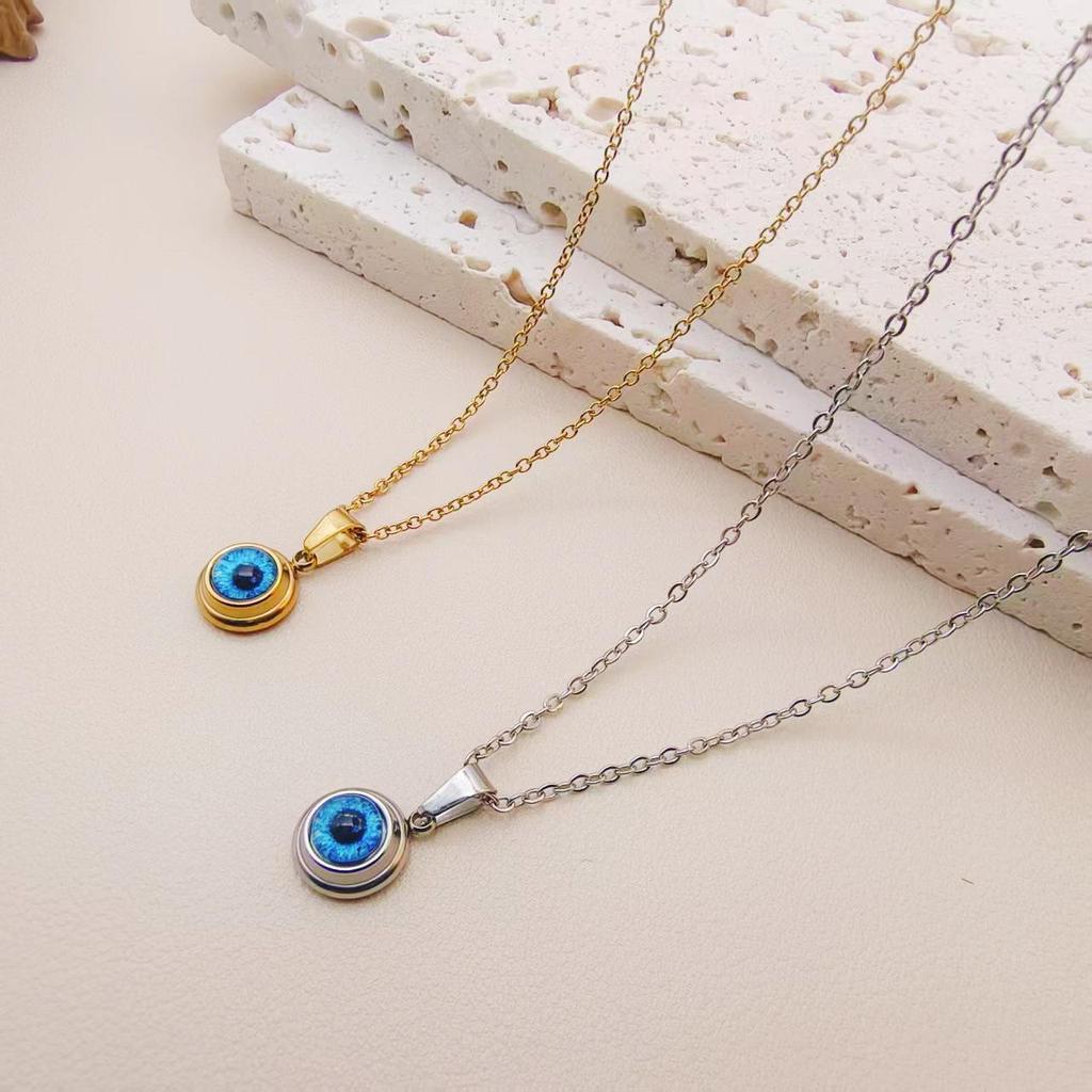 Squisito Set Collana e Orecchini in Acciaio di Titanio Placcato Oro con Design Occhio d'Angelo