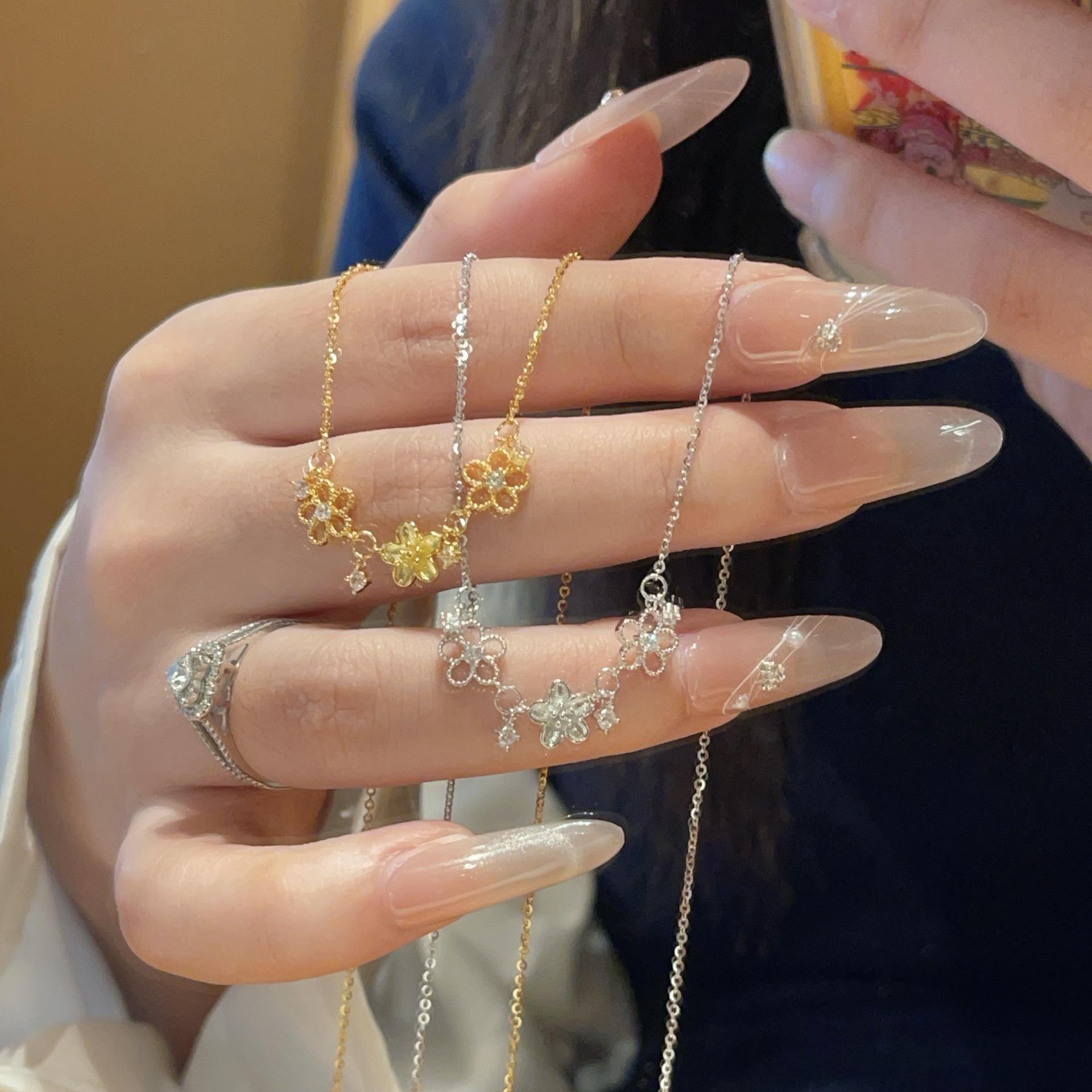 

Exquisite S925 Sterling Silver Sparkling Flower Pendant Necklace for Women - 2025 High-End Versatile Clavicle Chain Silver