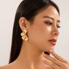 IngeSight.Z Mode Goldfarbe Blütenblatt Ohrringe für Damen Ästhetisches Design Asymmetrische Metall Stecker Ohrringe Damen Schmuck Geschenk