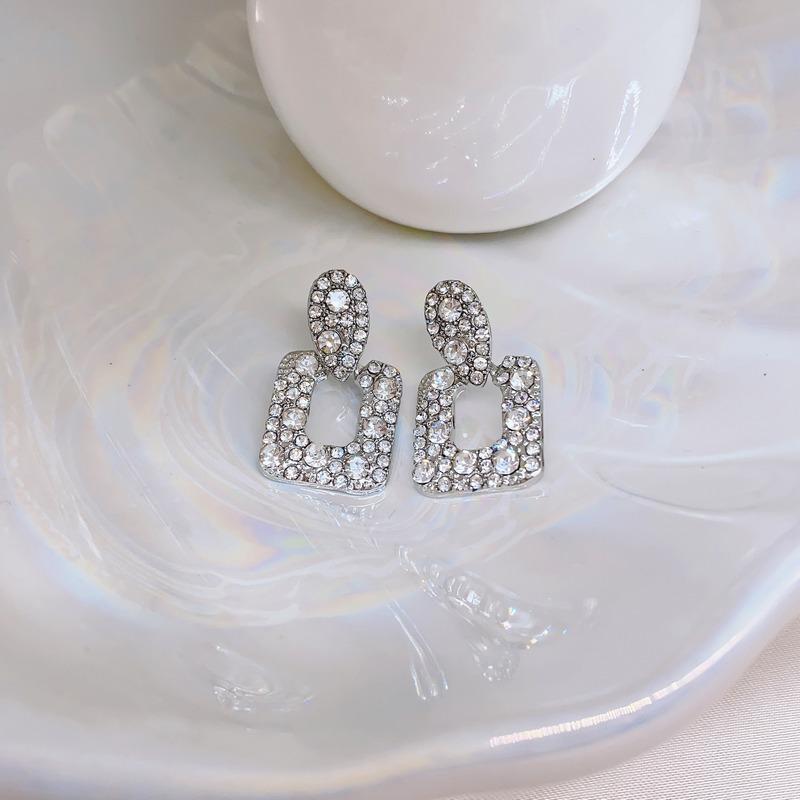 Złote Kwadratowe Kolczyki Sztyfty z Temperamentem Lekki Luksus Wysoki Design