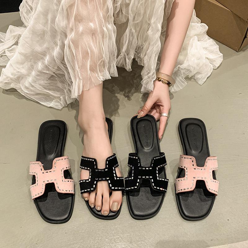 Zapatillas de mujer para exterior 2025 verano nuevas zapatillas planas de una palabra con pedrería Baidu casual para exterior sandalias de playa