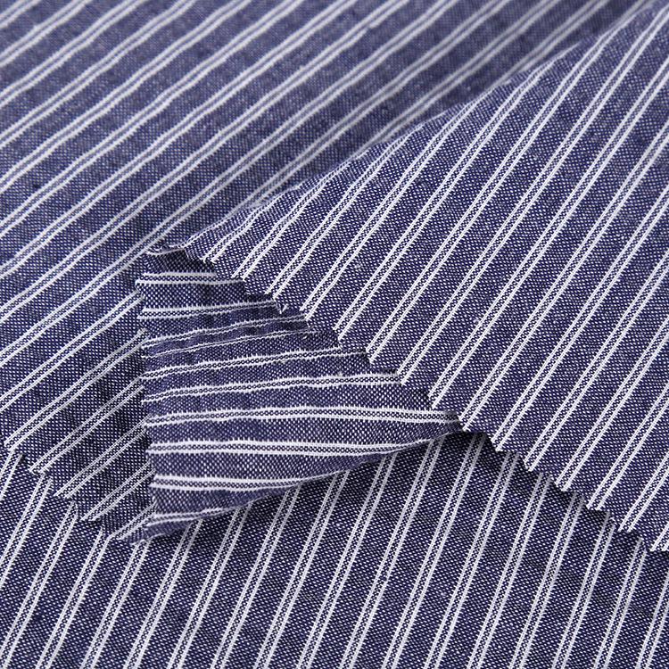 „Gepunkteter, garngefärbter Baumwollstoff mit Streifen für klassische Herren-, Damen- und Kinderbekleidung sowie Hemdblusenkleider“