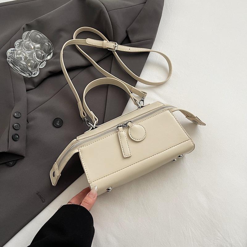 

Fashion women s bag new niche design portable small square bag simple casual versatile shoulder messenger bag