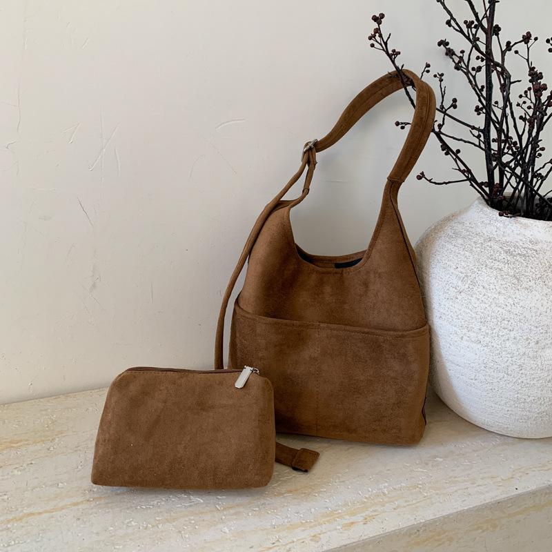 

2025 новая замшевая сумка женская нишевая ретро сумка-мессенджер женская на плечо подмышку простая портативная сумка-тоут коричневый