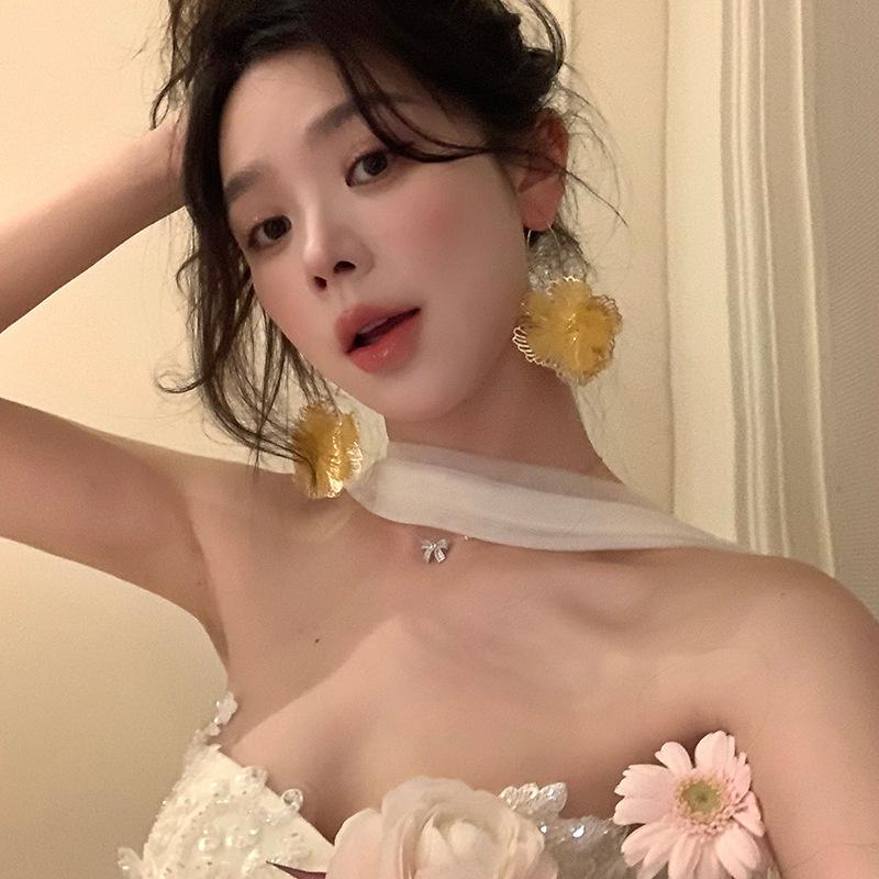 Small fresh yellow mesh flower earrings summer sweet light luxury stud earrings vacation style high-end earrings