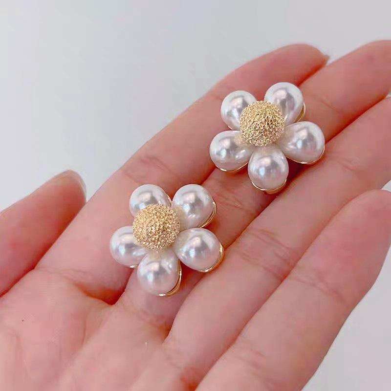 Daisy Flower Stud Earrings for Women - Trendy Korean Fashion Jewelry золотой