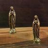 Mosazný přívěsek s figurkou Marie Mosazná figurka Marie Čistá měď Vintage figurka Panny Marie