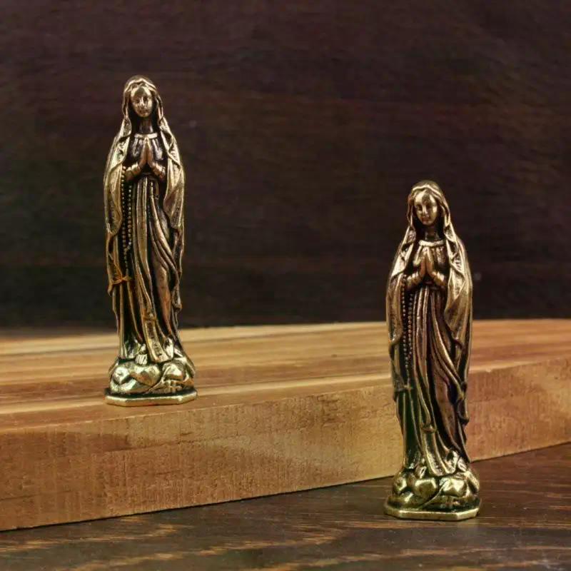 Mosazný přívěsek s figurkou Marie Mosazná figurka Marie Čistá měď Vintage figurka Panny Marie