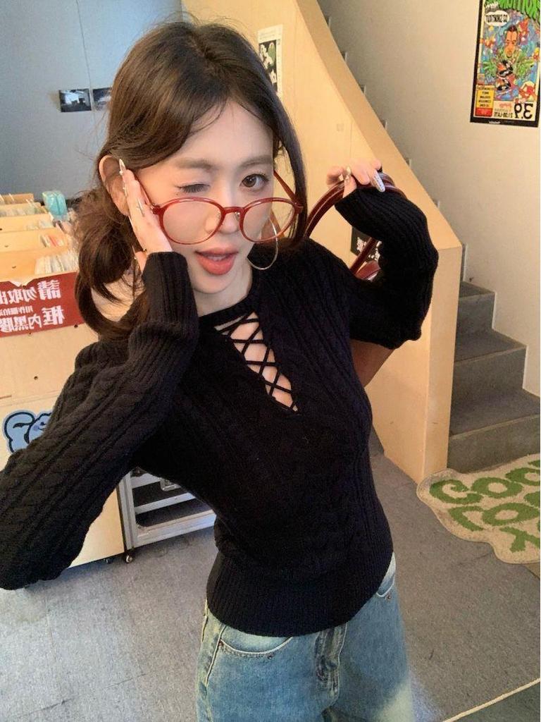 Red Sexy Hollowed-Out Long-Sleeve Knitted Sweater - Women's Retro Waist-Cinching Autumn/Winter Top