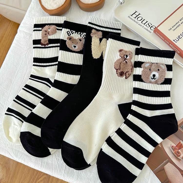 Gemütliche Damen-Wadenstrümpfe - Niedliches Bären-Design, Japanische Streifen, Federgarn, Koreanischer Stil, in Trendigen Farben.